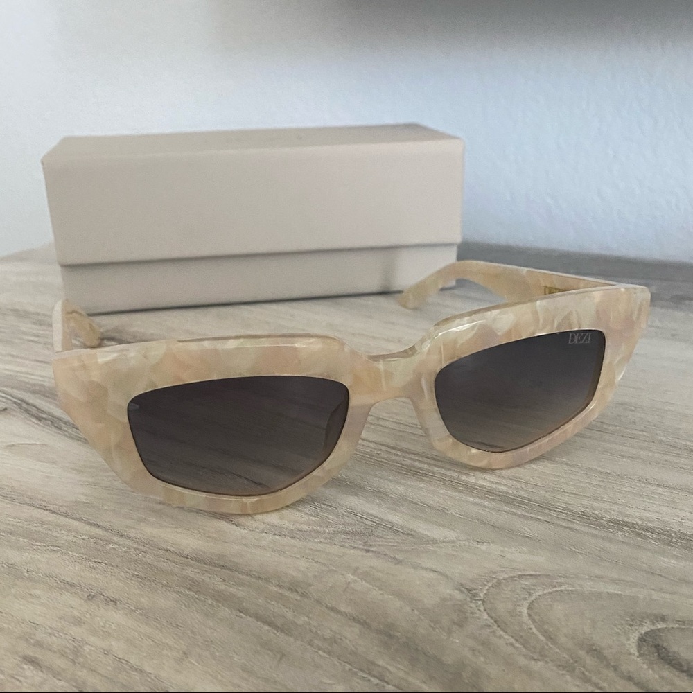 DEZI ON READ SUNGLASSES